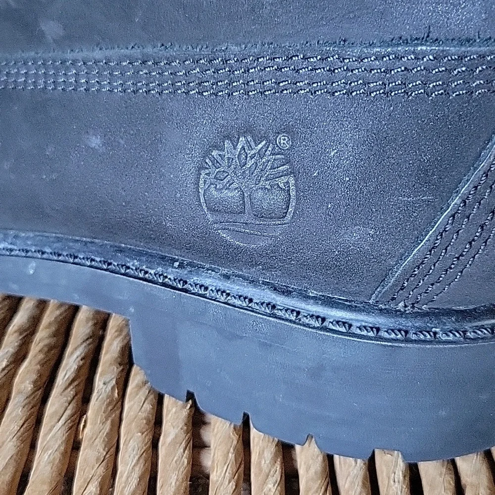 Timberland classic 6in hiking boots, black, size 2 youth boys